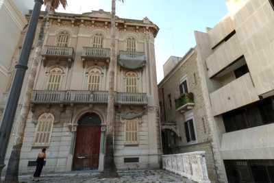 Bari, Palazzina Palmieri: l'eclettico edificio che d� il benvenuto a chi passeggia sulla Muraglia
